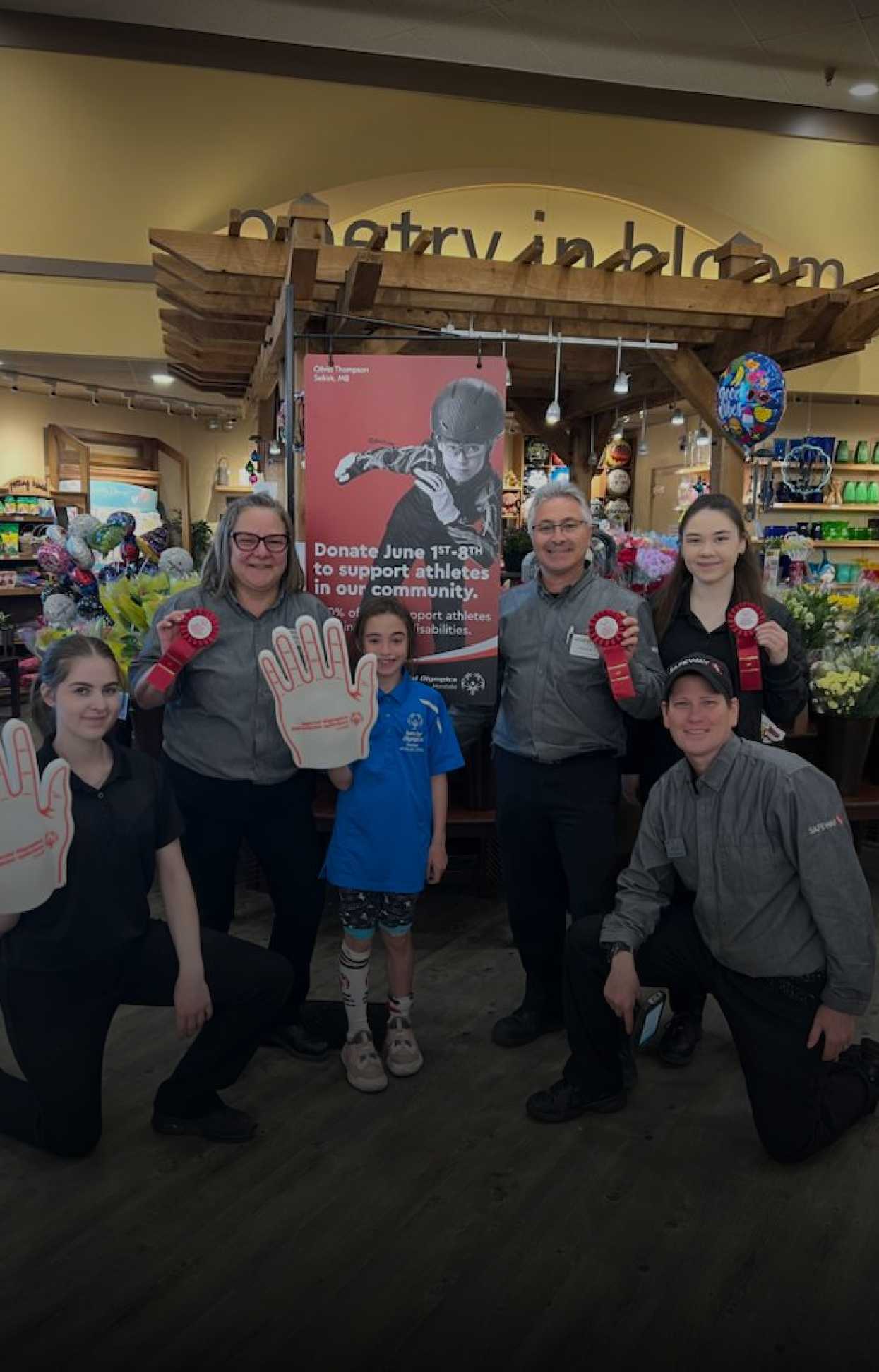 Un groupe de personnes qui cliquent ensemble sur la photo en tenant des accessoires à la main.